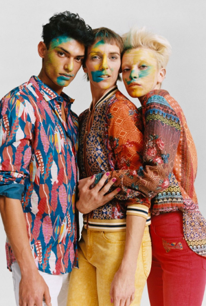 photo de trois mannequins portant des vêtements Desigual