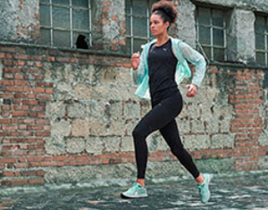 femme qui cour portant des vêtements de la marque Puma